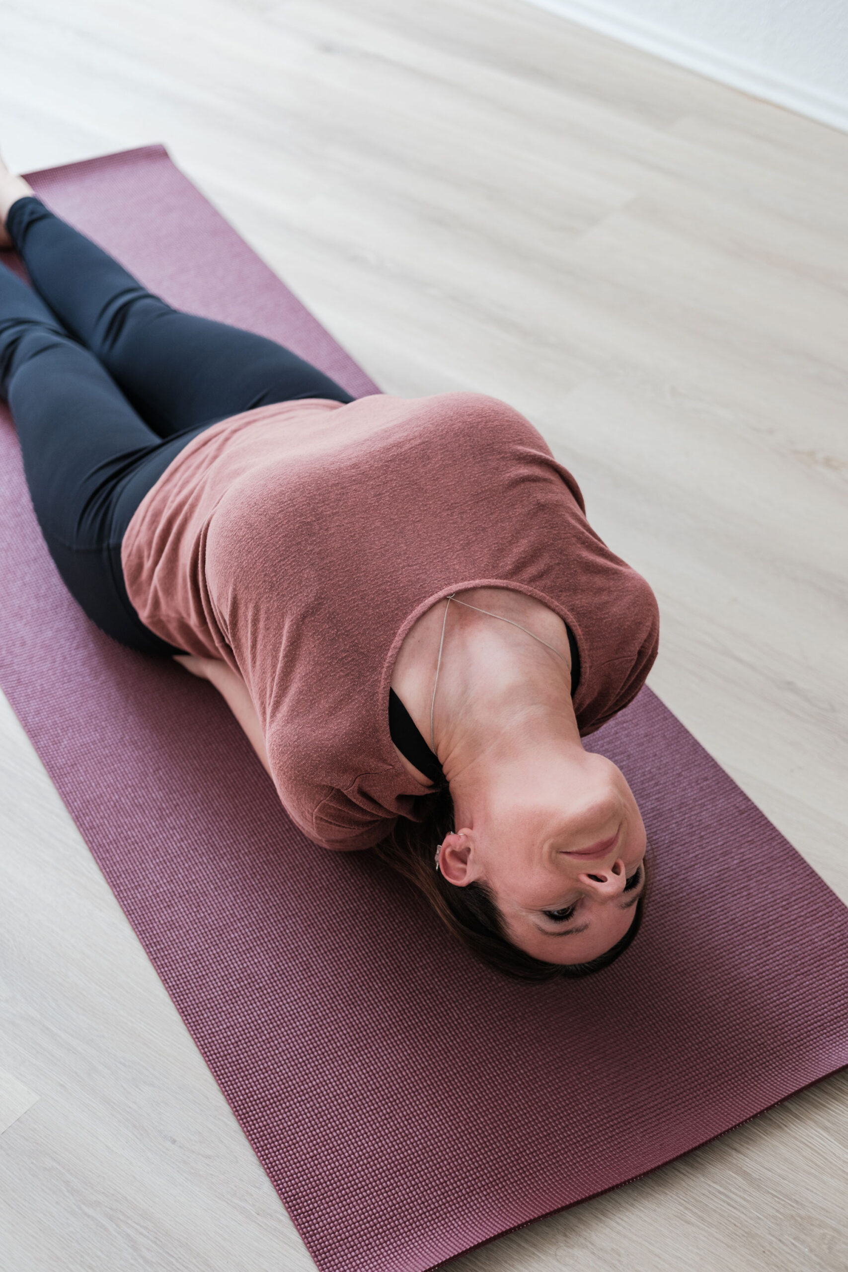 Hormon-Yoga in den Wechseljahren: Wirkung, Grenzen und sichere Praxis